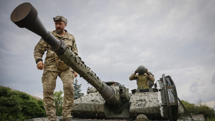 Ukrainische Soldaten stehen im Sommer 2023 in Bachmut auf einem schwedischen CV90-Schützenpanzer.