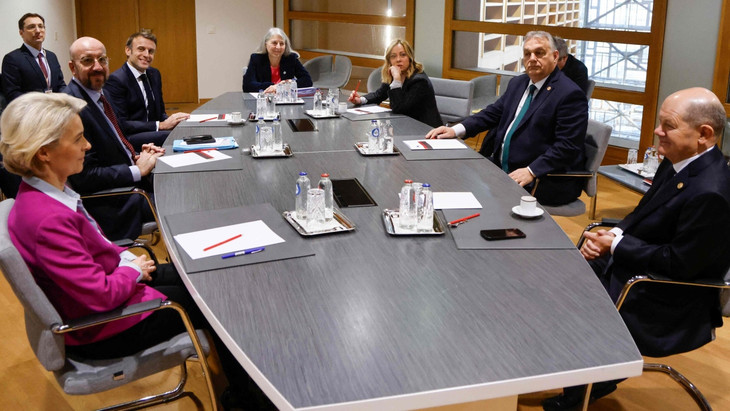 Ursula von der Leyen, EU-Ratspräsident Charles Michel, Emmanuel Macron, Giorgia Meloni und Bundeskanzler Olaf Scholz verhandeln am 1. Februar in Brüssel mit Viktor Orban.
