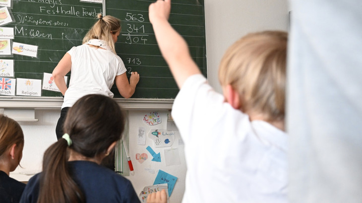 Eine Lehrerin unterrichtet Mathematik in einer Grundschulklasse (Symbolbild)