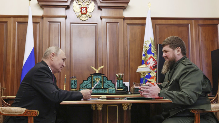 Alles in bester Ordnung? Auf diesem 2023 von der staatlichen Nachrichtenagentur Sputnik veröffentlichen Foto trifft sich Putin mit Kadyrow.