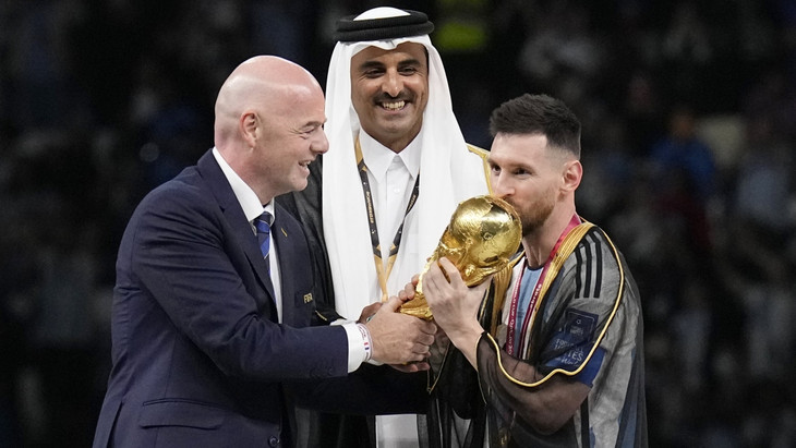 Versammelt auf der großen Sport-Bühne: Lionel Messi, Tamim bin Hamad Al Thani und Gianni Infantino (von rechts)