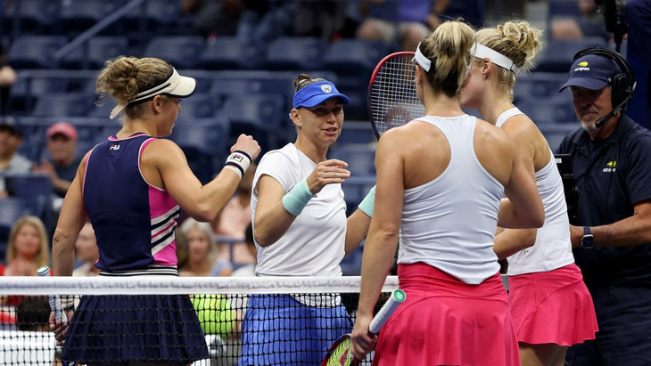 Laura Siegemund und Partnerin Vera Swonarewa geben Erin Routliffe und Gabriela Dabrowski nach der Niederlage im Doppelfinale der US Open die Hand.