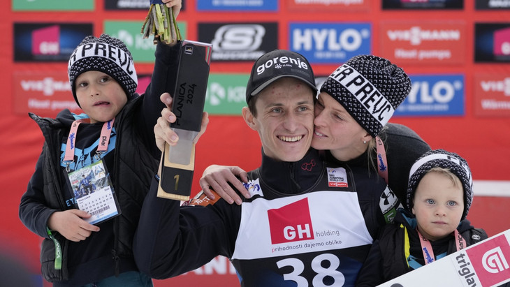Abschiedsfeier mit Familie: Sloweniens Skisprungstar Peter Prevs hört auf