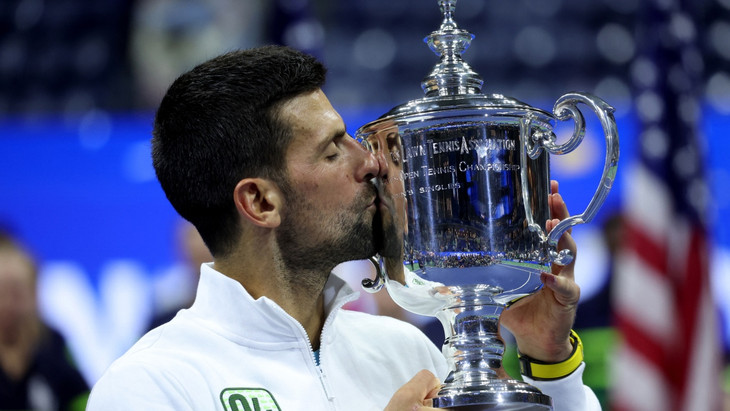 Novak Djokovic feiert mit der Trophäe nach seinem Sieg bei den US Open.
