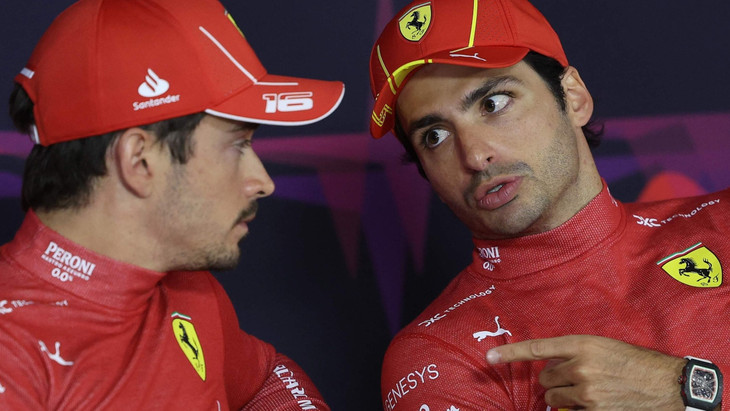 Carlos Sainz (rechts) gibt bei Ferrari den Ton an.
