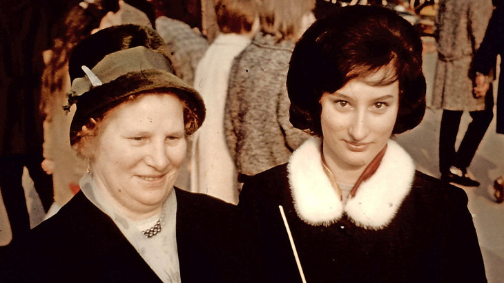 Die Mutter (rechts) mit kürzeren Haaren als junge Frau
