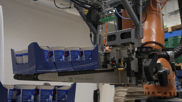 Der Aufwälzgreifer ermöglicht einem Roboter, offene Gebinde von unten aufzunehmen und zu handhaben.