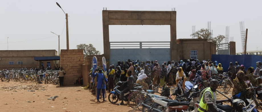 Strassenszene in Ouagadougou, Burkina Faso (März 2024).