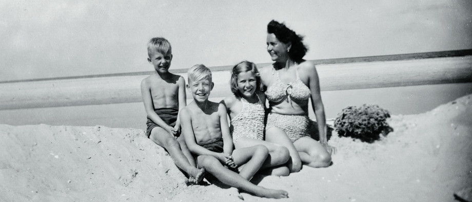 Die Familie Bohm am Strand von Amrum, um 1950, vorn Hark