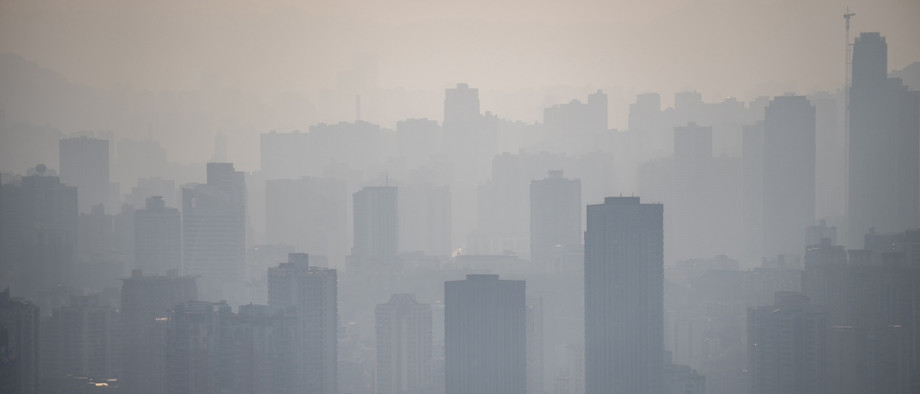 Blick über das Dunst und Smog verhangene Chongqing in China mit dem Jangtze Fluss