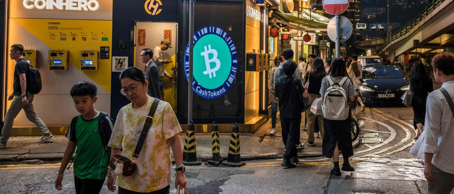 Das Bitcoin-Logo ist in einem Geschäft für Kryptowährung in Hong Kong zu sehen.