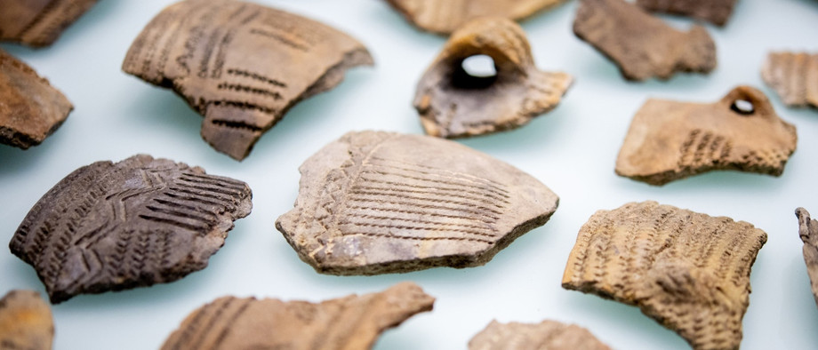 Keramikscherben aus der Jungsteinzeit: Forschen konnten dank Spuren an solchen Gefäßen die Ausbreitung der Milchwirtschaft in Europa rekonstruieren.