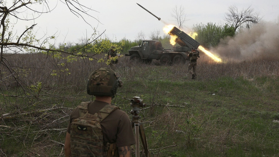 Ukrainische Soldaten feuern einen Grad-Raketenwerfer am Donnerstag auf russische Stellungen in der Region Charkiw