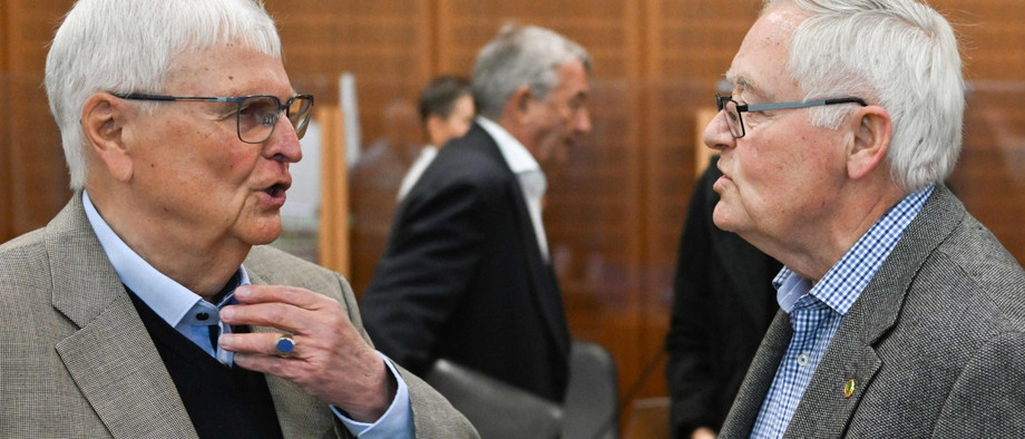 Theo Zwanziger (links) zeigte sich am zweiten Verhandlungstag wieder vor dem Frankfurter Landgericht.
