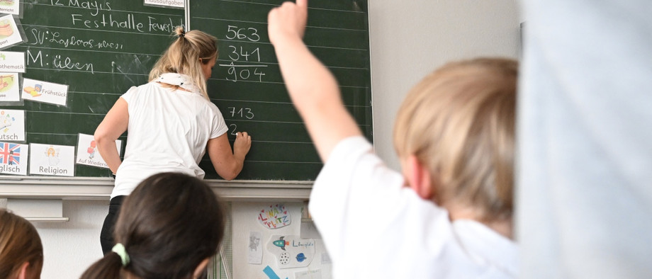 Eine Lehrerin unterrichtet Mathematik in einer Grundschulklasse (Symbolbild)