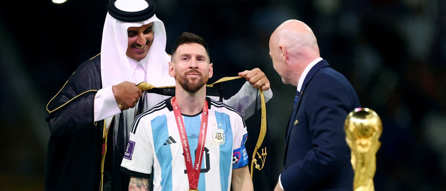 Gute Miene zum Spiel des Emirs Tamim bin Hamad Al Thani (links) und des FIFA-Präsidenten Gianni Infantino (rechts): Lionel Messi bei der WM-Siegerehrung