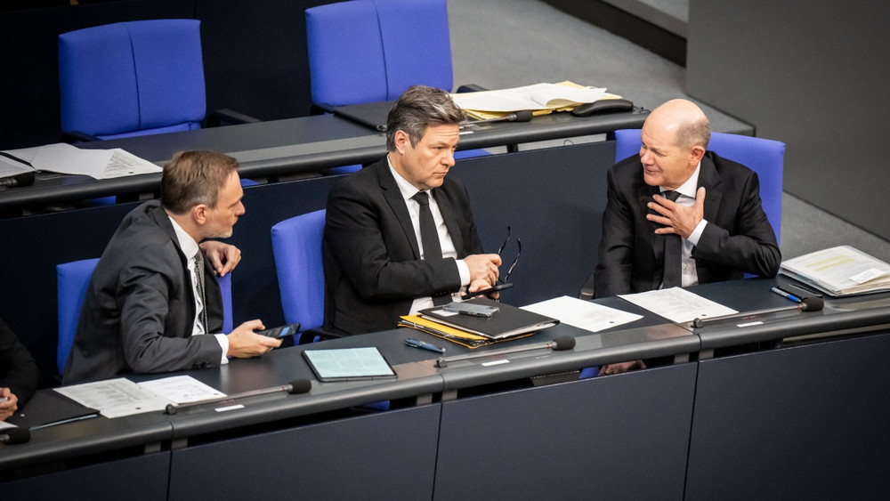 Ende Januar im Bundestag: Bundeskanzler Scholz (SPD), Bundeswirtschaftsminister Habeck (Grüne) und Bundesfinanzminister Lindner (FDP, von rechts)