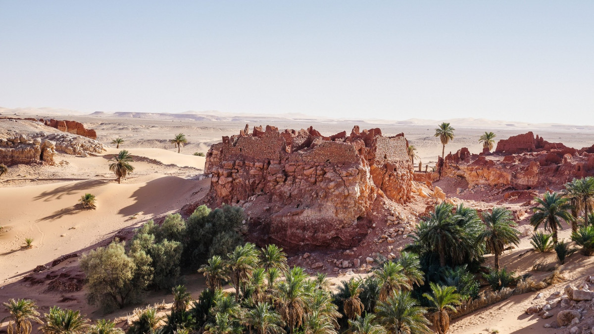 Ob Wüste oder Oase – in der algerischen Sahara ist der Besucher nie allein, denn ohne einheimischen Reisebegleiter darf kein Tourist aus dem Flughafengebäude.