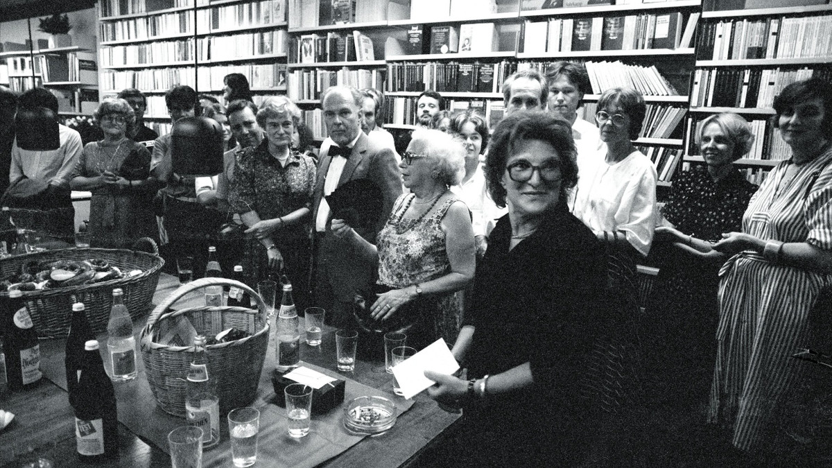 Grande Dame der Kultur: Melusine Huss (vorn) 1983 bei der Eröffnung der Huss’schen Universitätsbuchhandlung