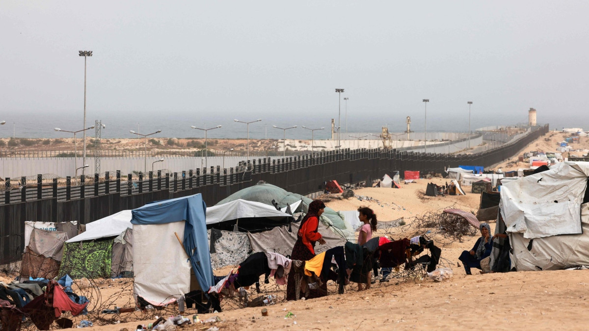 Geflohene Palästinenser halten in einem Zeltlager in Rafah am Grenzzaun zu Ägypten aus.
