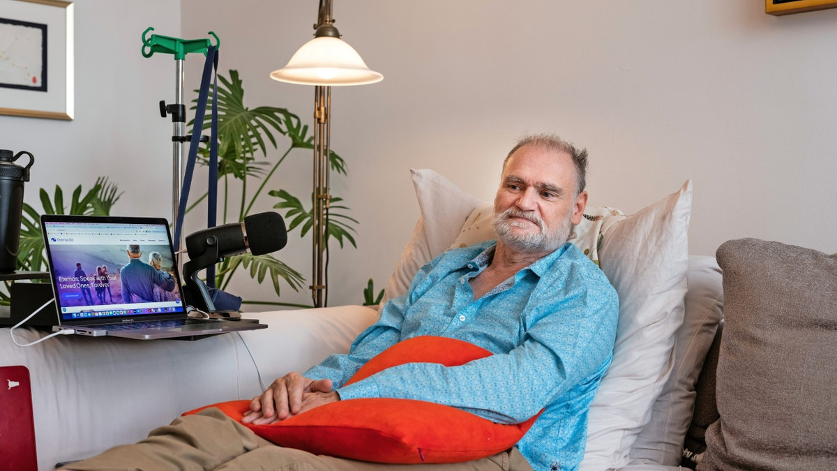 Michael Bommer, 60, in seiner Wohnung in Berlin