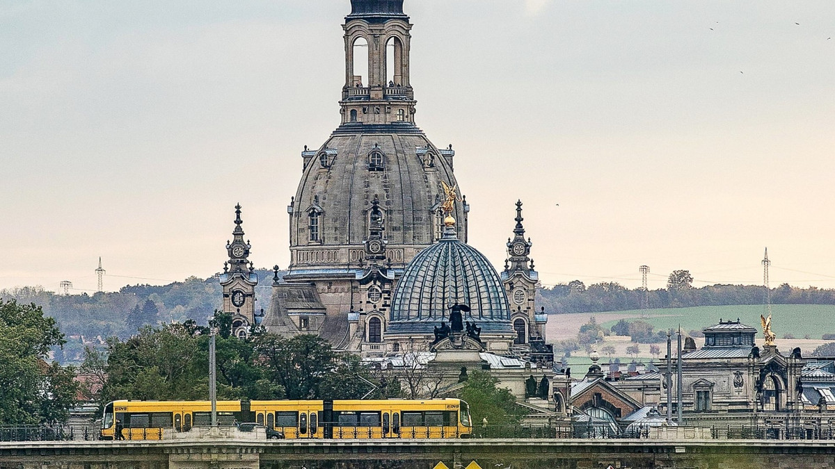 Zur guten Aussicht: Wer in Dresden mit der Straßenbahn über die Albertbrücke fährt, blickt auf Frauenkirche und Altstadt.