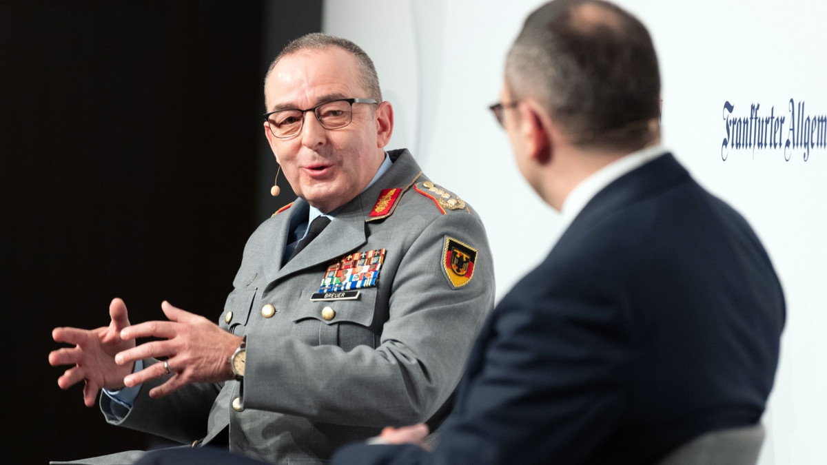 General Carsten Breuer im Gespräch mit Nikolas Busse.