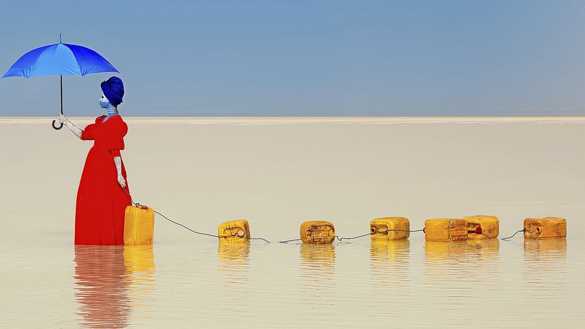 Die Last der gelben Wasserkanister: Aïda Muluneh, „The Shackles of Limitation“, 2018