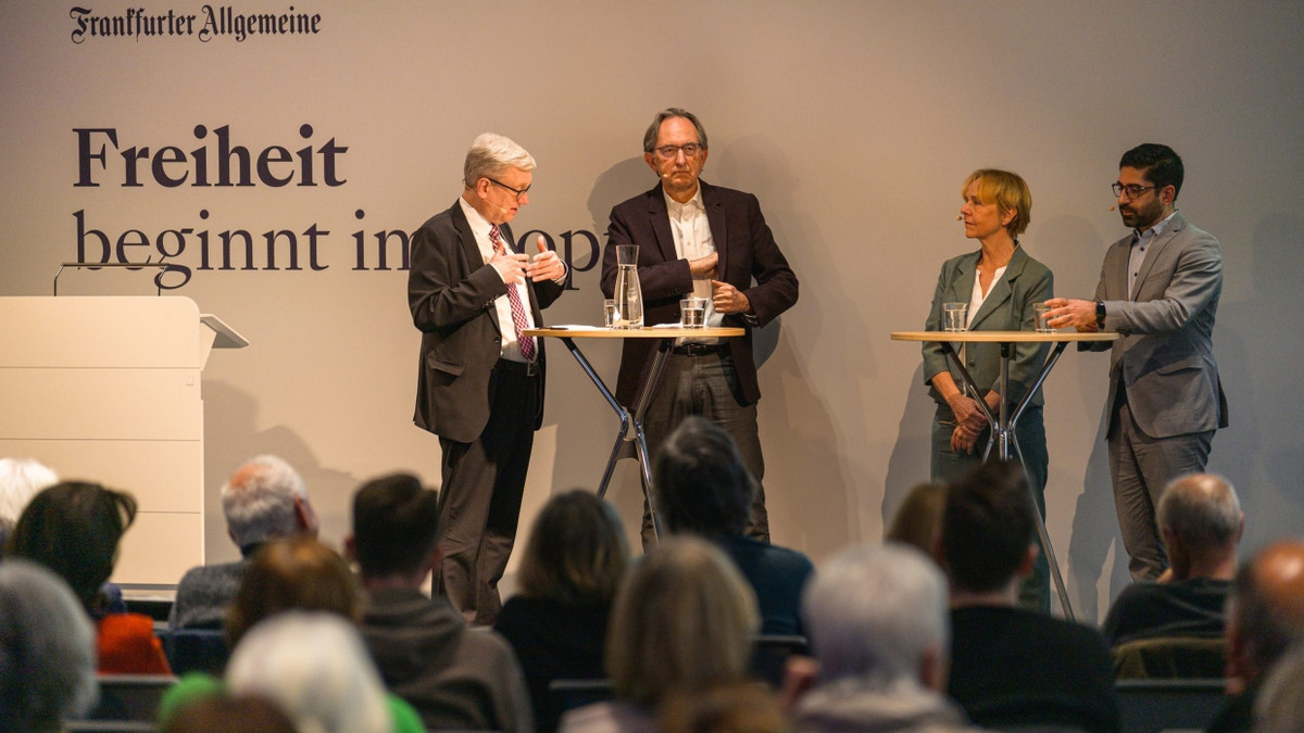 Das Podium von links nach rechts: Manfred Köhler, Matthias Jung, Brigitte Geißel und Kaweh Mansoori.