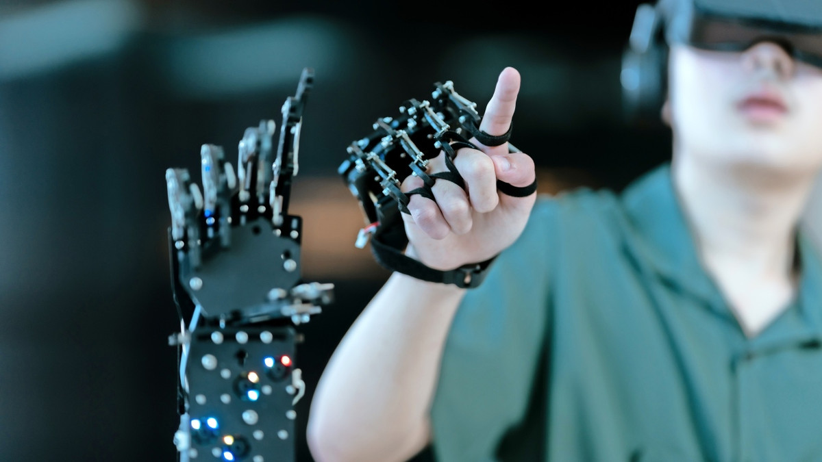 Robotik und KI: Junge Menschen sind verunsichert, wie Künstliche Intelligenz die Berufswelt verändern wird.