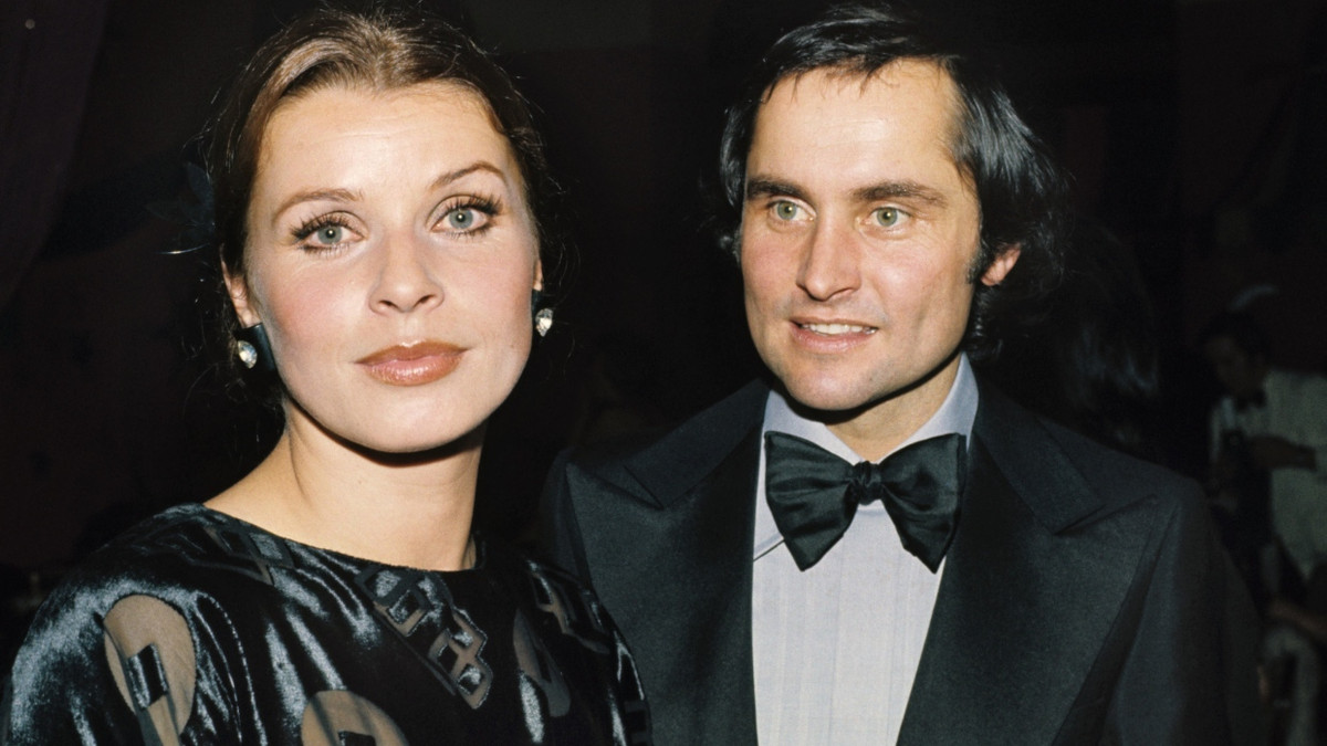 Michael Verhoeven mit seiner Frau Senta Berger auf dem SPIO-Filmball im Münchner Hotel Bayerischer Hof im Januar 1974