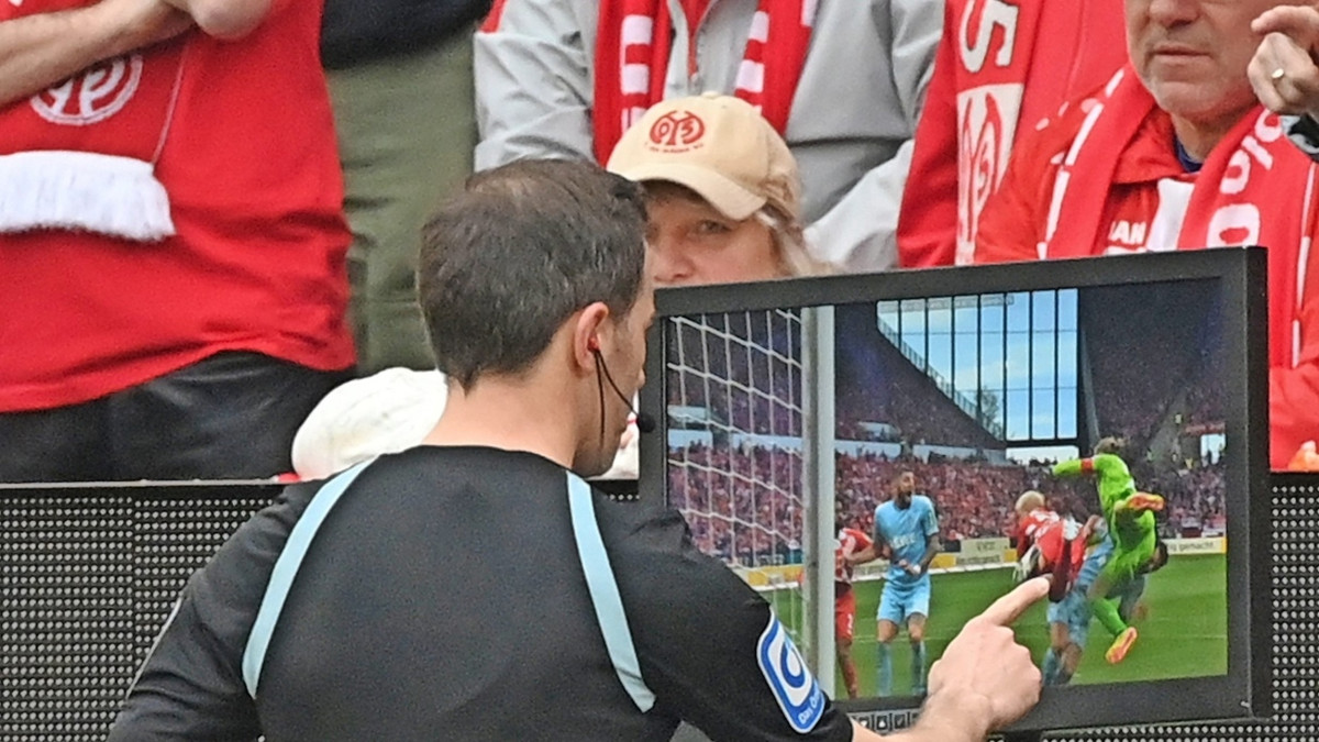 Videospiel: Schiedsrichter Benjamin Brand entscheidet sich gegen Mainz.