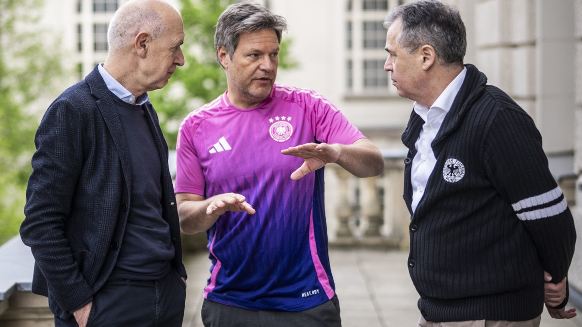 „Danke DFB für den guten Austausch“: Robert Habeck mit Bernd Neuendorf (links) und Andreas Rettig