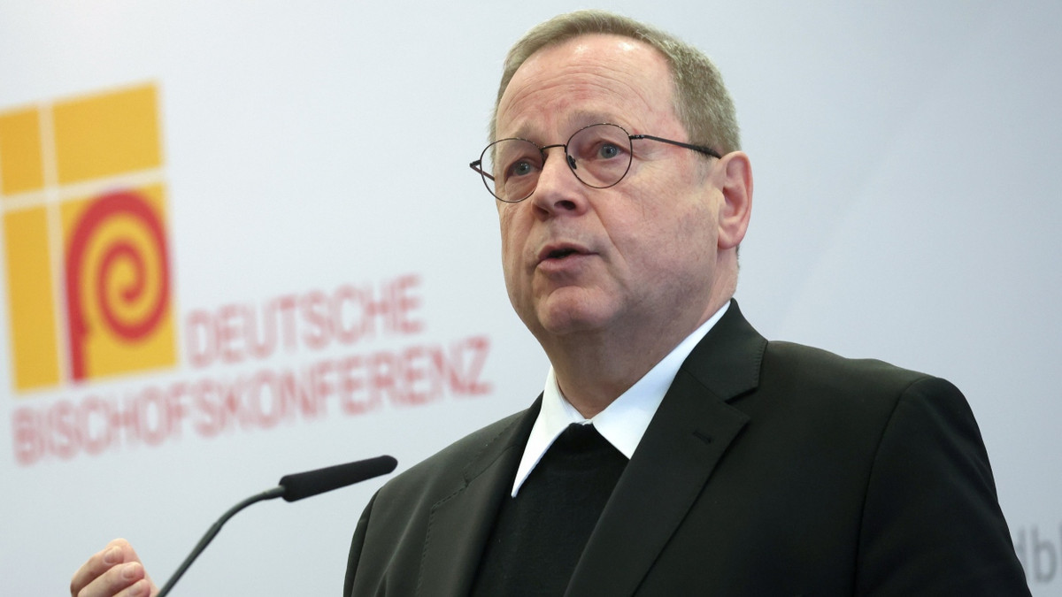 Der Vorsitzende der Deutschen Bischofskonferenz, Georg Bätzing, im Februar 2024 bei der Vollversammlung der Bischofskonferenz in Augsburg