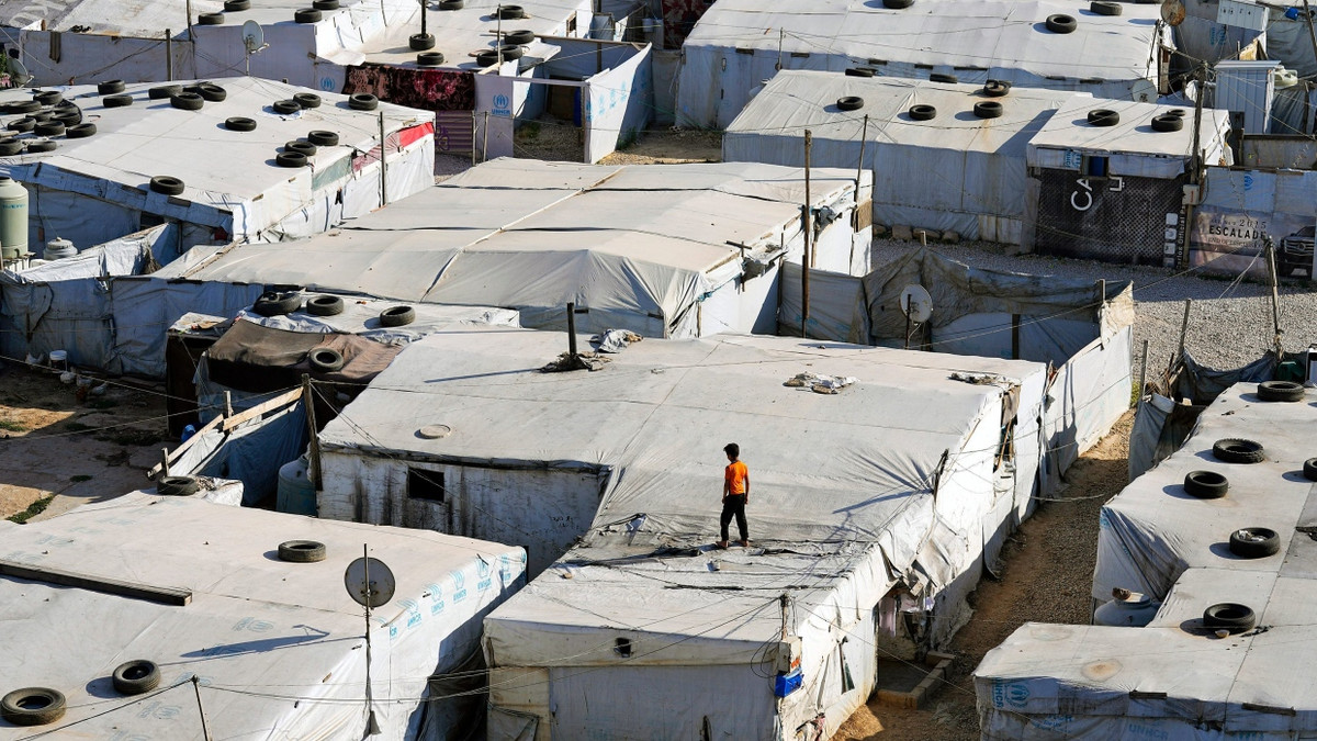 Ein syrisches Kind über den Zeltdächern von Bar Elias in Libanon