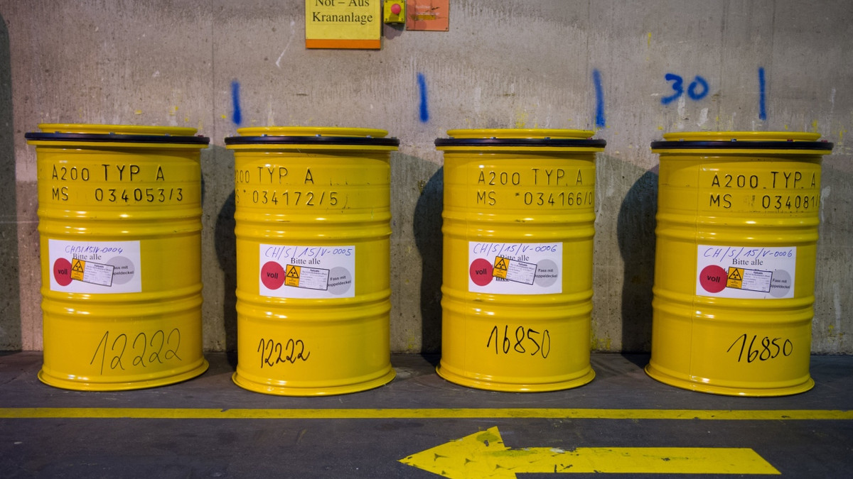 Fässer mit radioaktivem Abfall stehen neben einem Weg im Zwischenlager der Wiederaufarbeitungsanlage Karlsruhe 2015