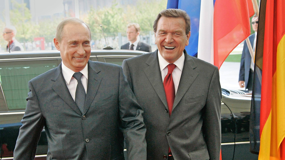 Die Unzertrennlichen: Wladimir Putin und sein „Laufbursche“ Gerhard Schröder, 2005.