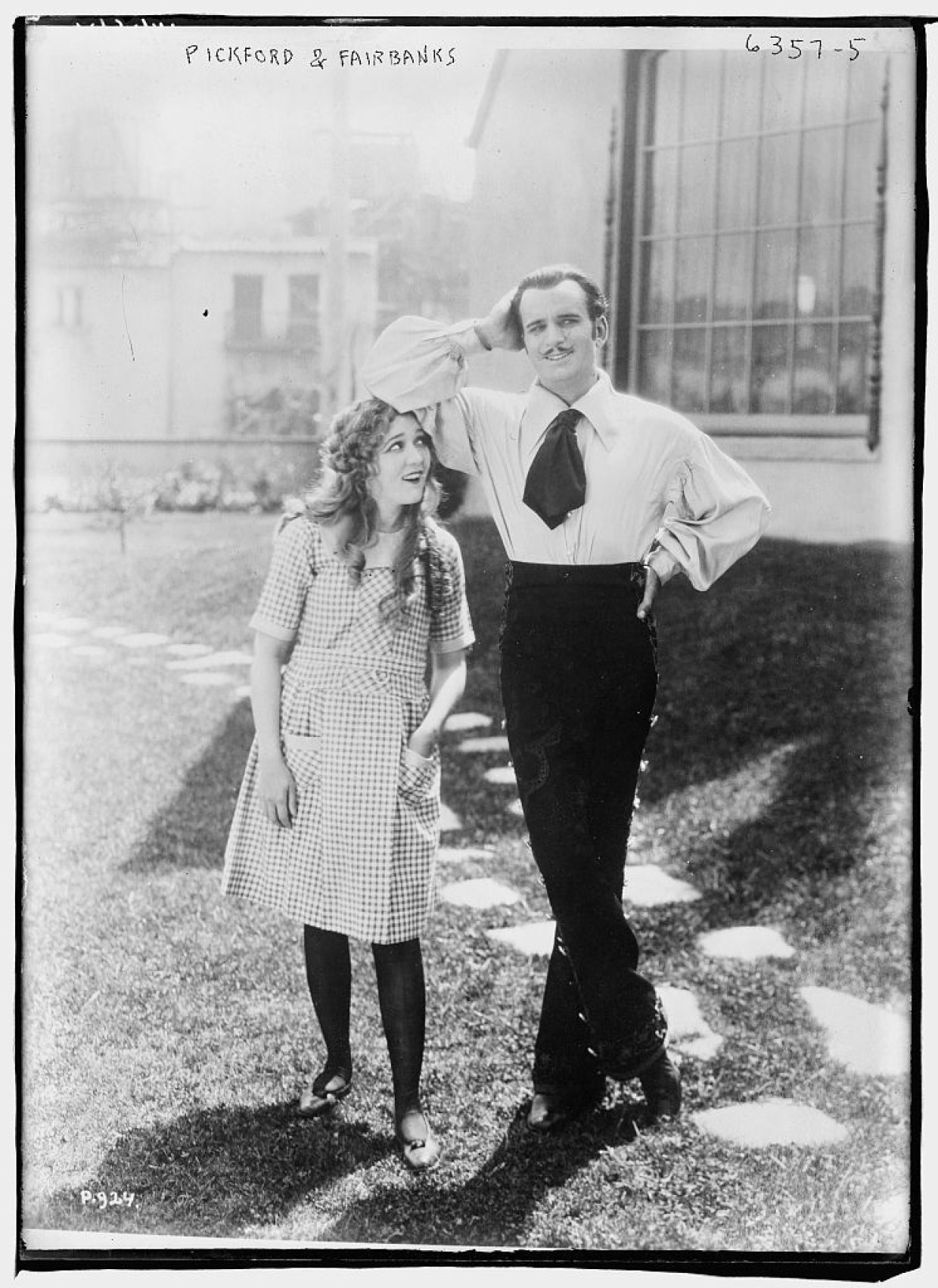 Mary Pickford (links), Schauspielerin, Filmproduzentin und Mitgründerin der Filmgesellschaft United Artists, und ihr zweiter Ehemann, der Schauspieler Douglas Fairbanks senior