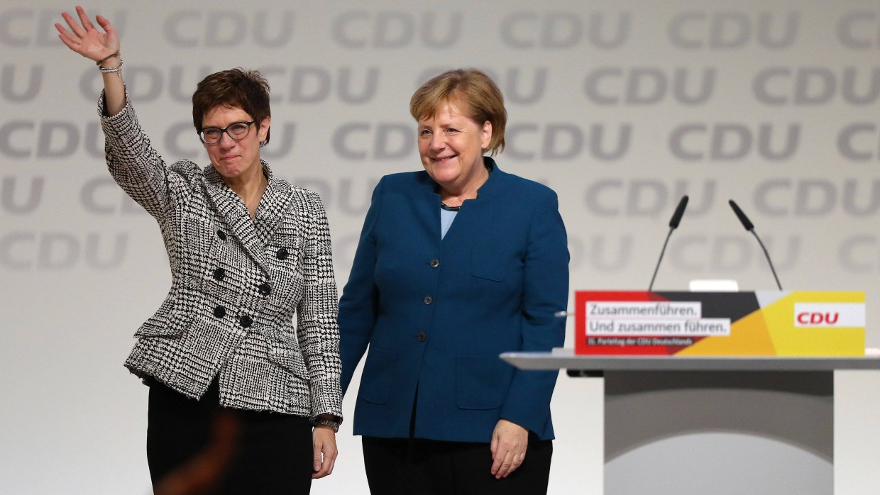 Bundeskanzlerin Merkel gratuliert Kramp-Karrenbauer zur Wahl als neue CDU-Vorsitzende.