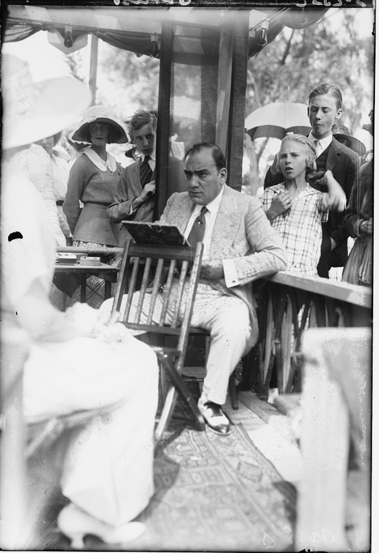 Opernsänger Enrico Caruso versuchte sich 1920 während einer Wohltätigkeitsveranstaltung als Zeichner von Karikaturen.