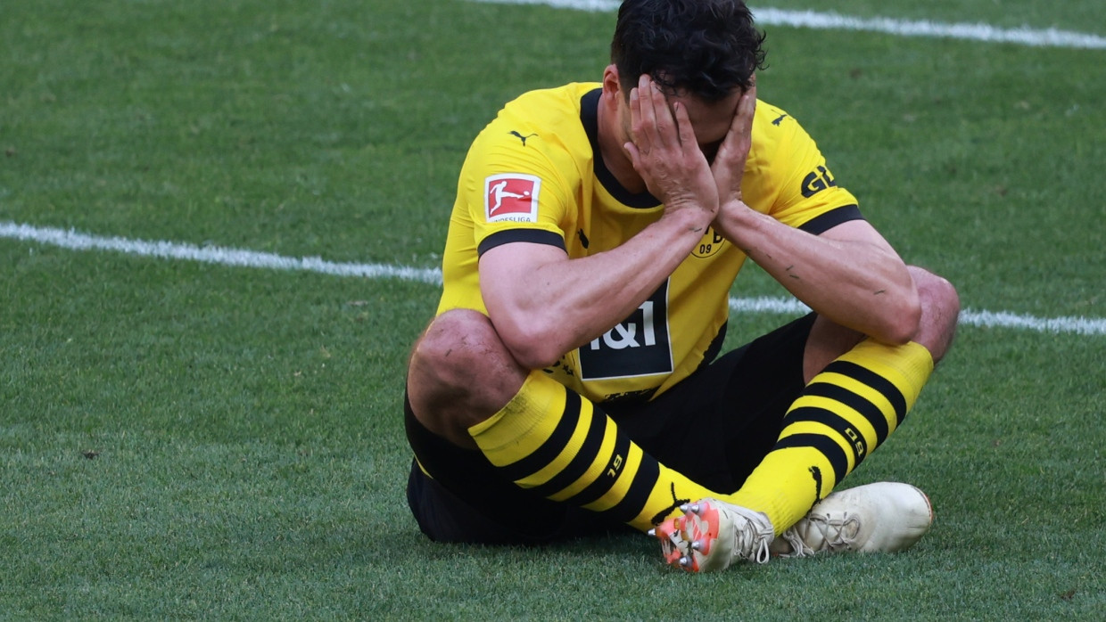 Von der Situation überwältigt: Mats Hummels nach der Niederlage gegen Mainz im Mai 2023, die damals Dortmunds Hoffnung auf den Titel besiegelte.