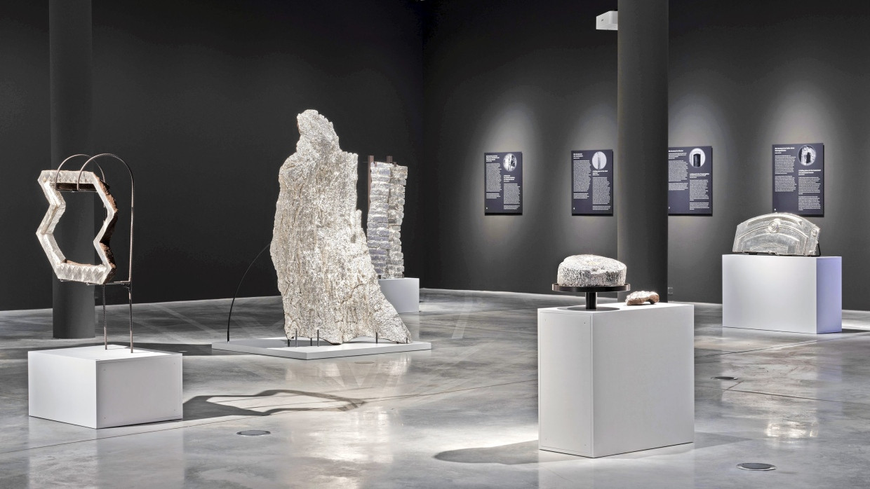 Leuchtende Skulpturen im dunklen Raum: Natalia Romiks Ausstellung im Jüdischen Museum in Frankfurt