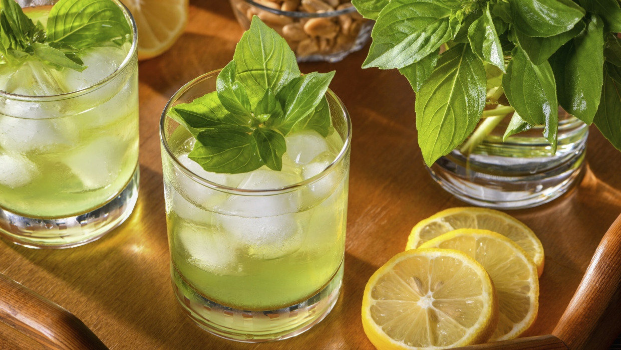 Kräuteraroma mit Zitrusnote: Wer einen erfrischenden Cocktail für warme Sommerabende sucht, macht mit dem Gin Basil Smash alles richtig.