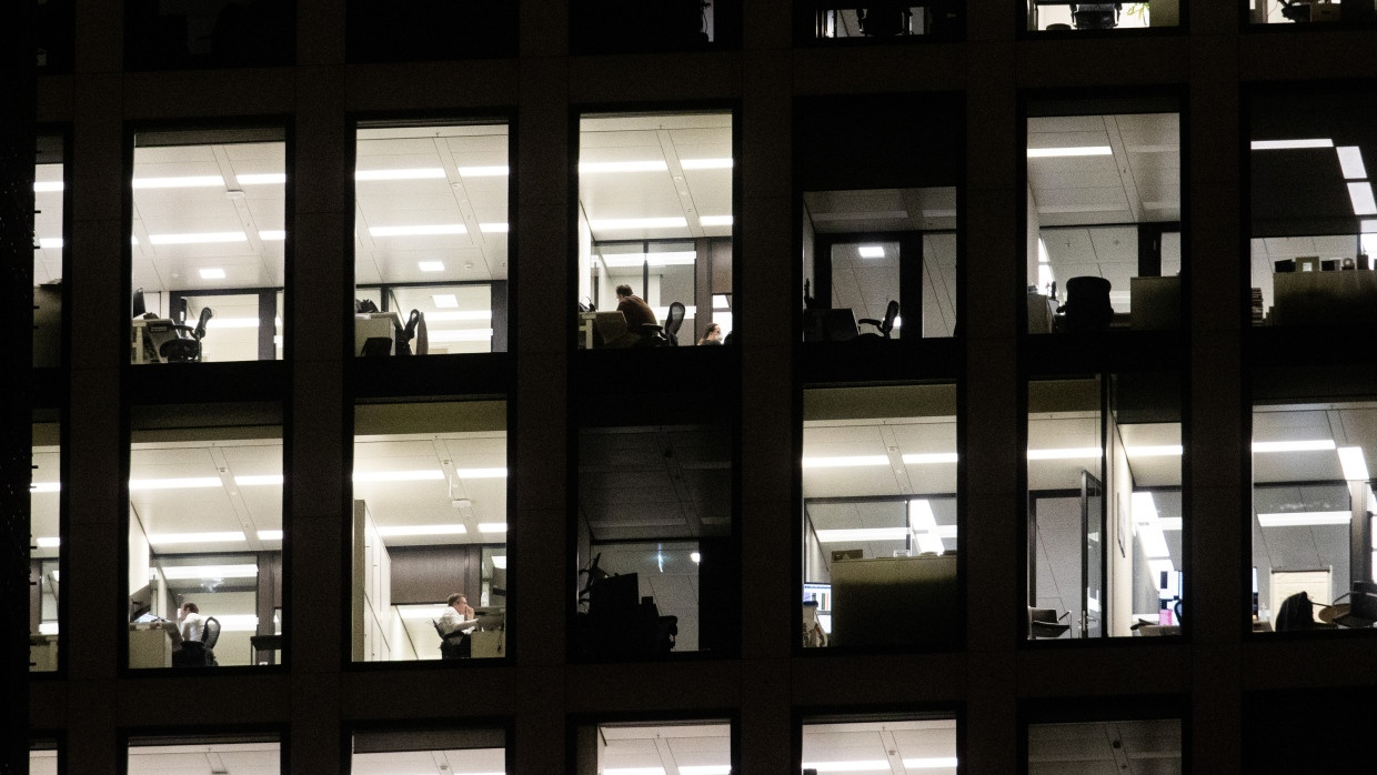 Blick in einen Büroturm in Frankfurt