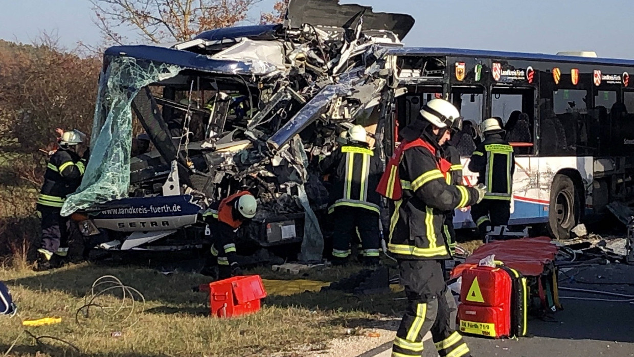 Nach dem Frontalzusammenstoß zweier Busse im Landkreis Fürth in Bayern ist die Lage unübersichtlich.