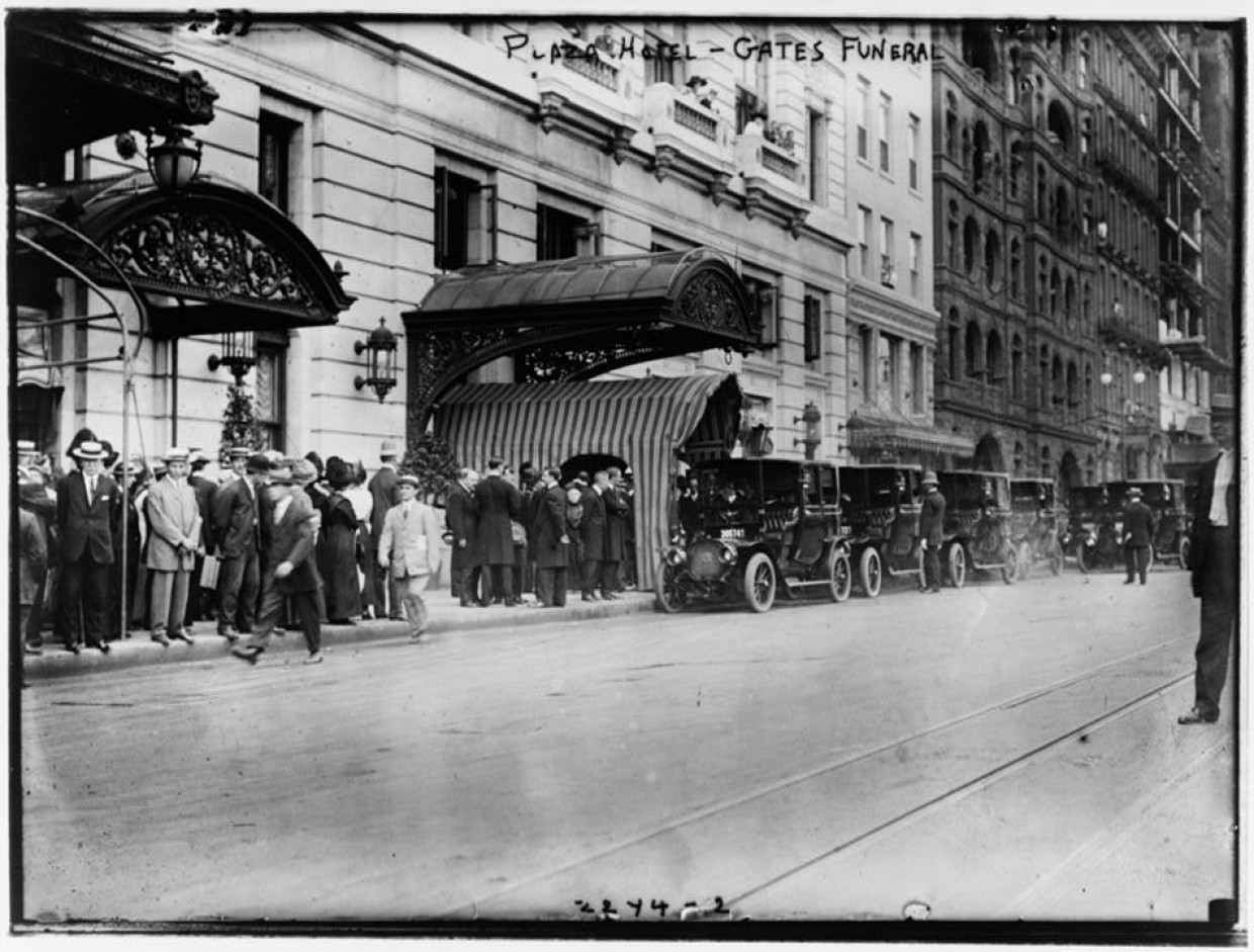 Trauerzug des Industriellen John Warne („Bet-a-Million“) Gates 1911 in New York. Er hatte mit Stacheldraht ein Vermögen gemacht.