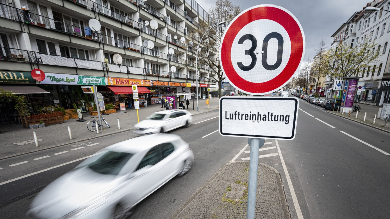 Eine Verkehrsschild in Berlin weist auf die Geschwindigkeitsbegrenzung von 30 km/h hin.