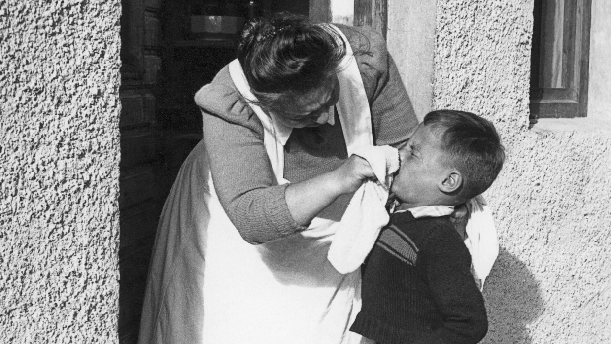 Fürsorgliches Naseputzen in den 50er-Jahren