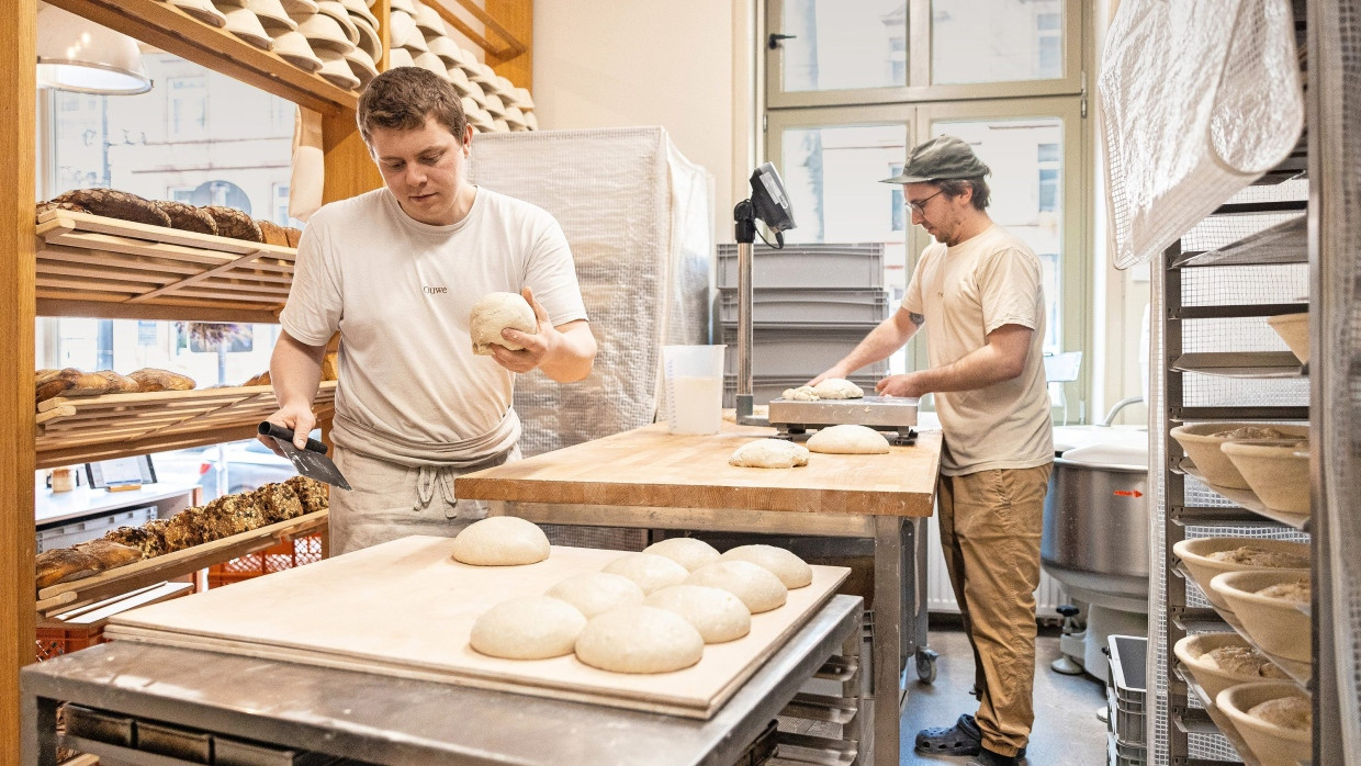 Komplizierter und unkalkulierbarer als anderes Backen: Linus Schäfer (links) und Eike Becher portionieren den Brotteig und formen Leibe daraus.