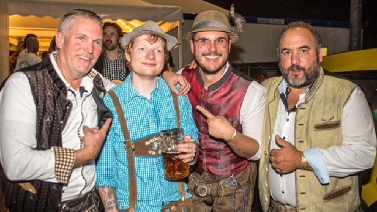 Willkommen im Festzelt: Ed Sheeran mit den Oktoberfestveranstaltern Kai Mann (links) und den Brüdern Patrick und Dennis Hausmann (rechts).